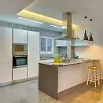 Luxury 3br With Marina Views Apartment