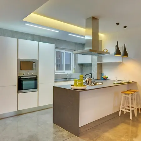 Luxury 3br With Marina Views شقة