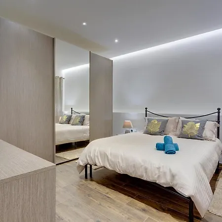 Luxury 3br With Marina Views شقة