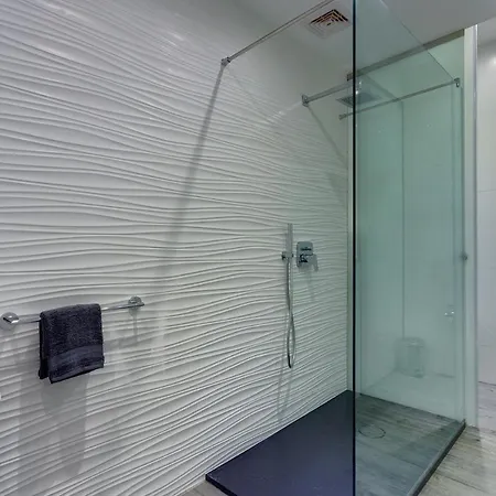 Luxury 3br With Marina Views شقة