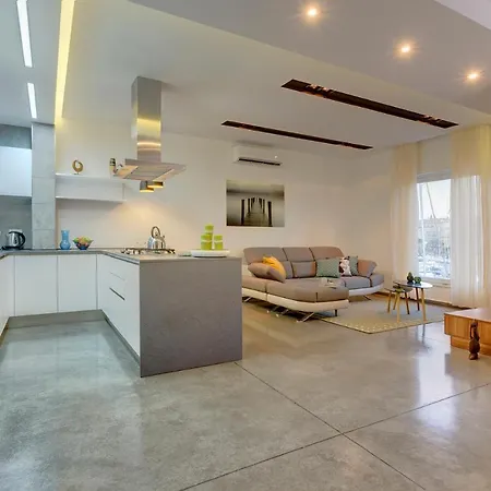 Luxury 3br With Marina Views شقة *